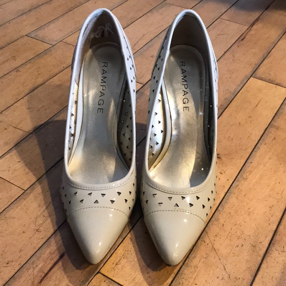 Cream colored beautiful Pumps!